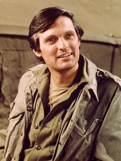 http://img3.wikia.nocookie.net/__cb20080611035637/mash/images/4/40/Hawkeye_AlanAlda.jpg