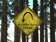 Verkehrsschild Hairpin Turn Ahead