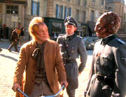 Neelix wird von Soldaten gestoppt