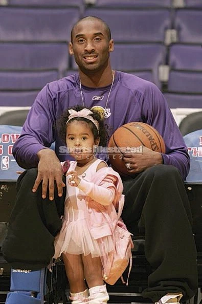 Image - Kobe Bryant of the Lakers sits down with his daughter Natalia in between his legs.jpg ...