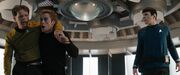 Kirk bringt Pike auf die Enterprise