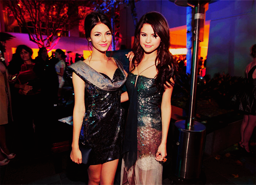Image Victoria Justice And Selena Gomez Png Victorious Wiki