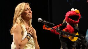 2009gala-Sheryl-Crow-Elmo