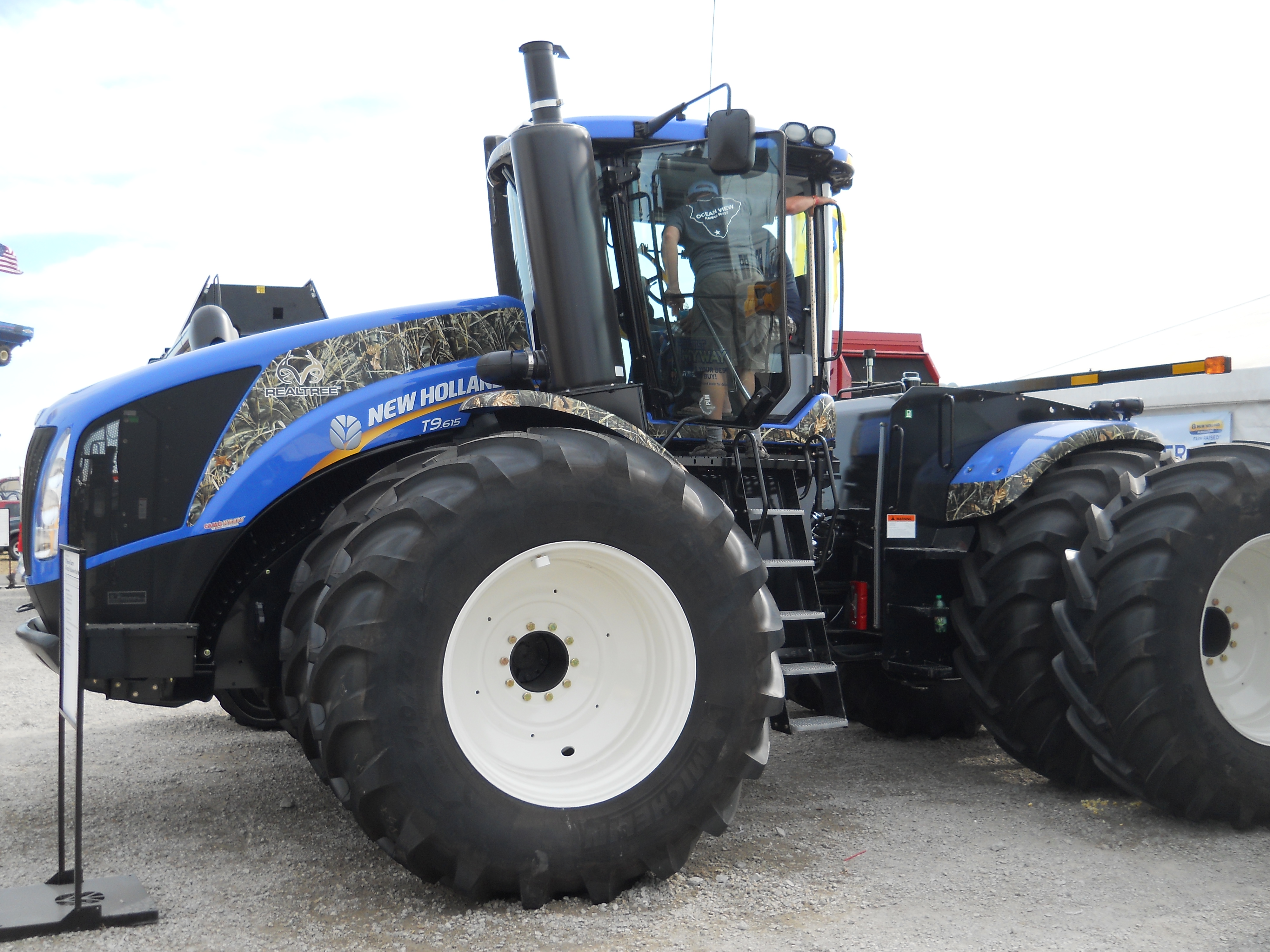 New Holland T9.615 - Tractor & Construction Plant Wiki - The classic