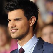 157236 taylor-lautner-still-amazed-at-breaking-dawn-premiere-e1322503995719