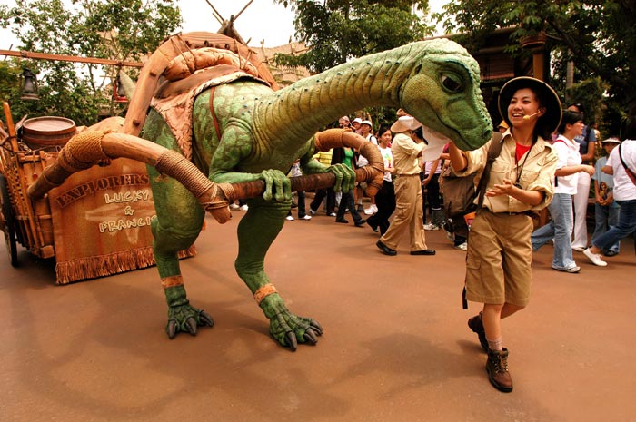 Lucky_the_Dinosaur_at_Hong_Kong_Disneyland.jpg