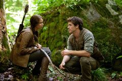Katniss y Gale en el bosque