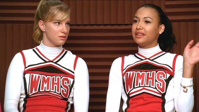-Wallpaper- Glee=1x10 - Brittany & Santana