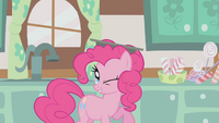 Pinkie Pie balanciert ein Backblech auf dem Kopf S1E12