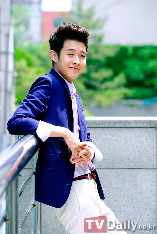 http://img2.wikia.nocookie.net/__cb20120621060213/drama/es/images/2/2d/Choi_Woo_Shik11.jpg
