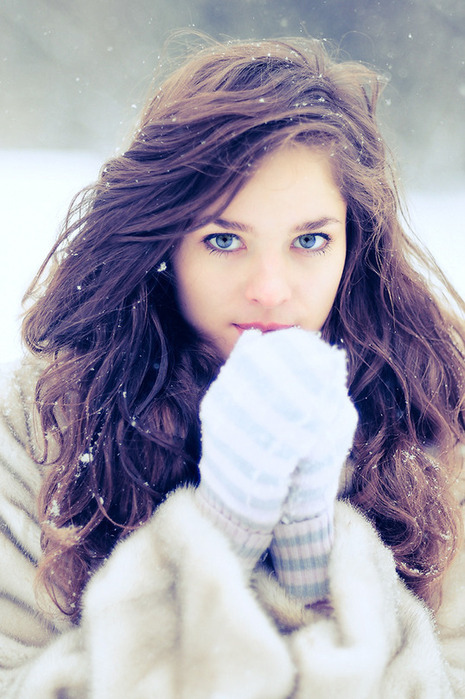 <img:http://img2.wikia.nocookie.net/__cb20120726015806/thehungergames/images/e/e0/Blue-eyes-curly-hair-globes-pretty-girl.-snow-thinspiration-white-Favim.com-69980.jpg>