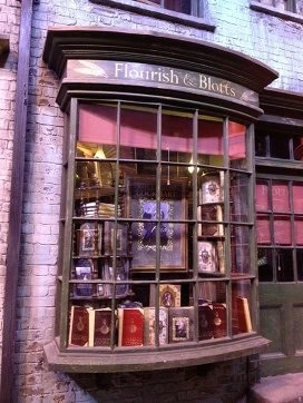 http://img2.wikia.nocookie.net/__cb20121005113538/harrypotter/ru/images/4/4a/Витрина_Флориша_и_Блоттса.jpg