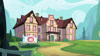 http://img2.wikia.nocookie.net/__cb20121029055059/mlp/ru/images/thumb/c/ca/640px-Hospital_S2E13.png/200px-640px-Hospital_S2E13.png