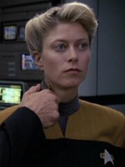 Blondes Besatzungsmitglied erhält Injektion Krankenstation Voyager 2376