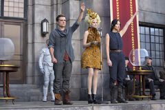 Peeta, Effie y Katniss en la cosecha