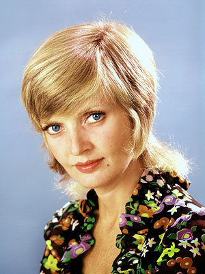 Florence_Henderson_Carol_Brady_flower_shirt.jpg