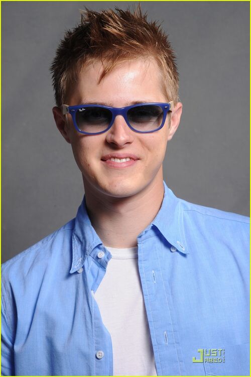 Dress up lucas grabbel