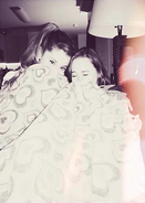  - 131px-Alexa&Ariana-blankets