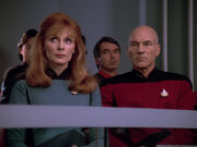 Crusher und Picard bei der Anhörung von Wesley