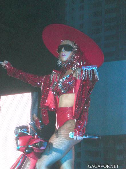 7-16-09_The_Fame_Ball_Tour_at_Zenith_die