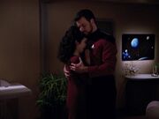 Riker tröstet Troi