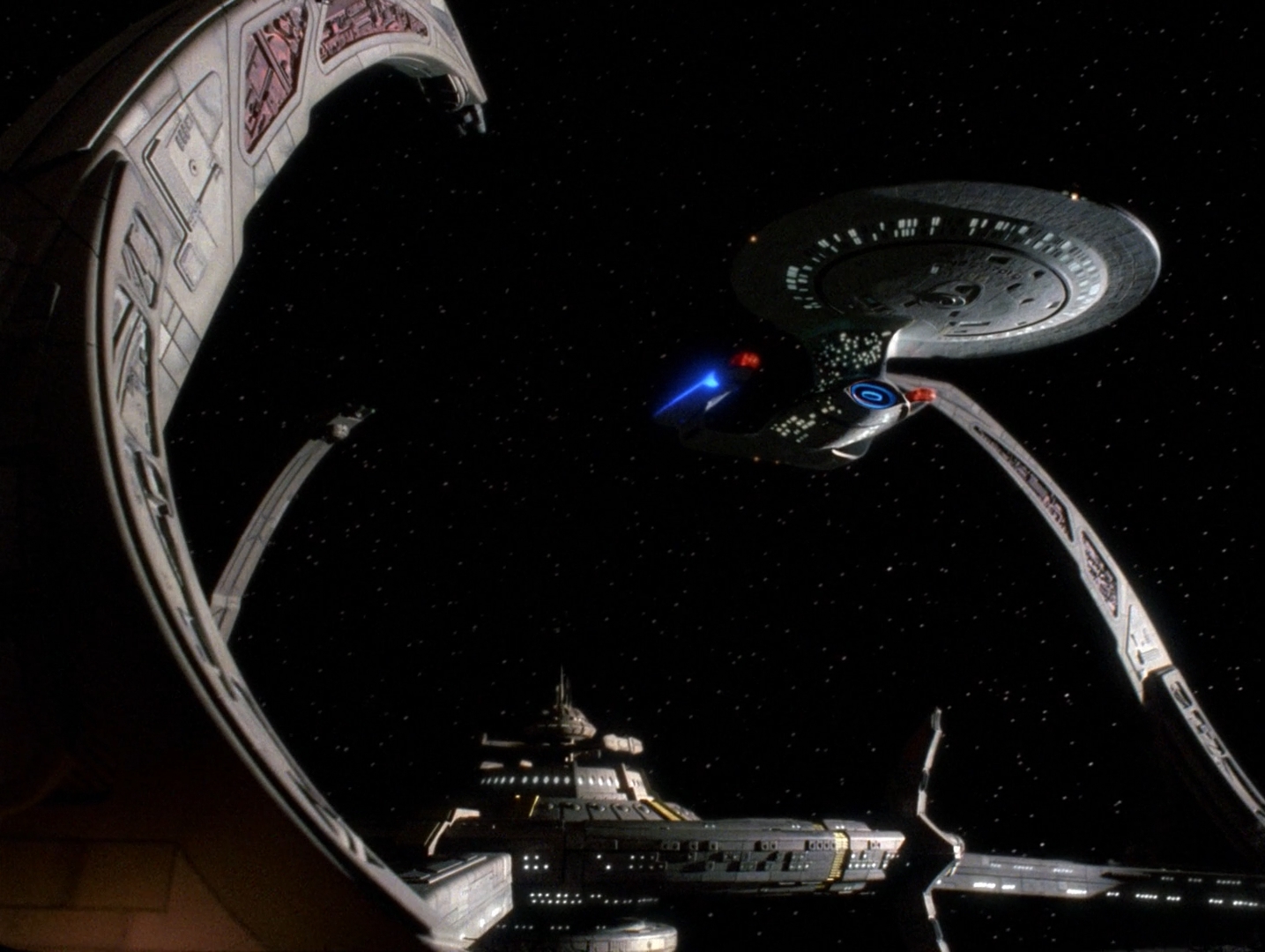 Galaxy_class_docked_at_DS9.jpg