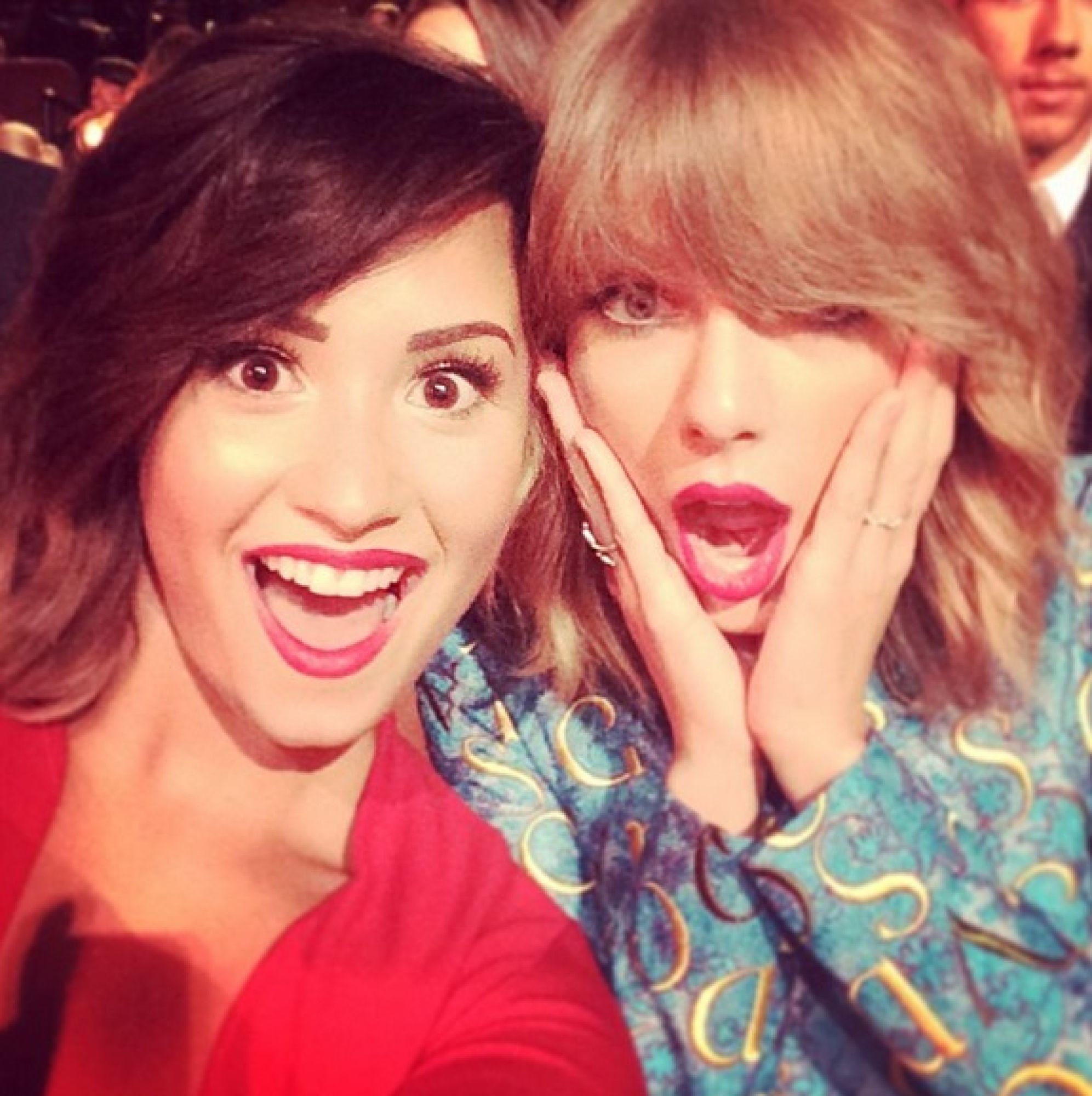 Image - Vma-selfies-demi-lovato-taylor-swift.jpg - Demi Lovato Wiki - Wikia