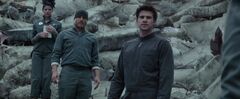 Effie, Haymitch y Gale viendo el 13 luego del bombardeo