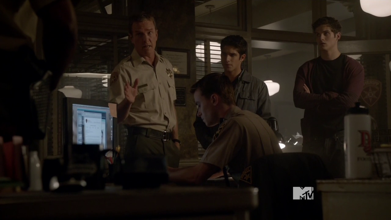 http://img2.wikia.nocookie.net/__cb20140214195405/teenwolf/images/7/73/Teen_Wolf_Season_3_Episode_18_Riddled_Sheriff_Stilinski_takes_charge.png