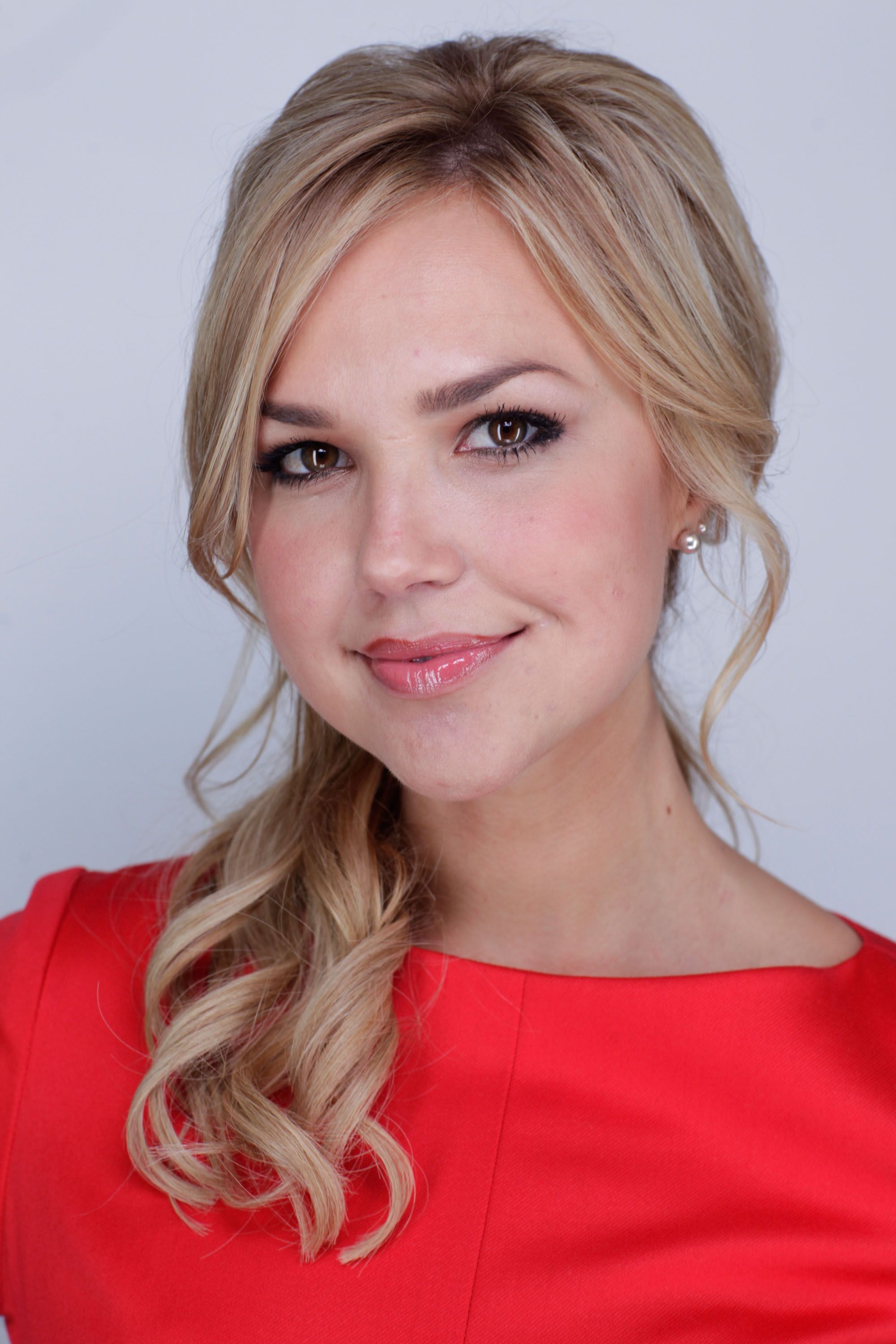 http://img2.wikia.nocookie.net/__cb20140512101856/vampirediaries/ru/images/2/27/Arielle_kebbel_5(1).jpg